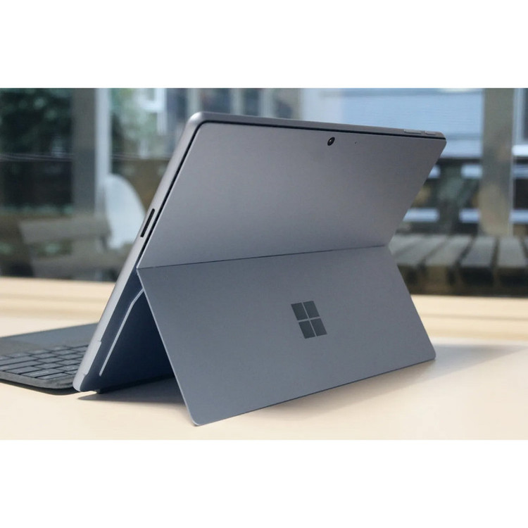 تبلت مایکروسافت مدل Surface Pro 9-i7 1255U ظرفیت 1 ترابایت و رم 32 گیگابایت به همراه کیبورد Signature Platinum و قلم Slim Pen 2
