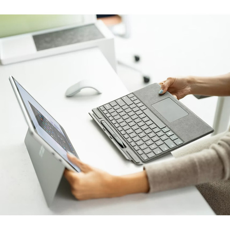 تبلت مایکروسافت مدل Surface Pro 9-i7 1255U ظرفیت 1 ترابایت و رم 32 گیگابایت به همراه کیبورد Signature Platinum و قلم Slim Pen 2